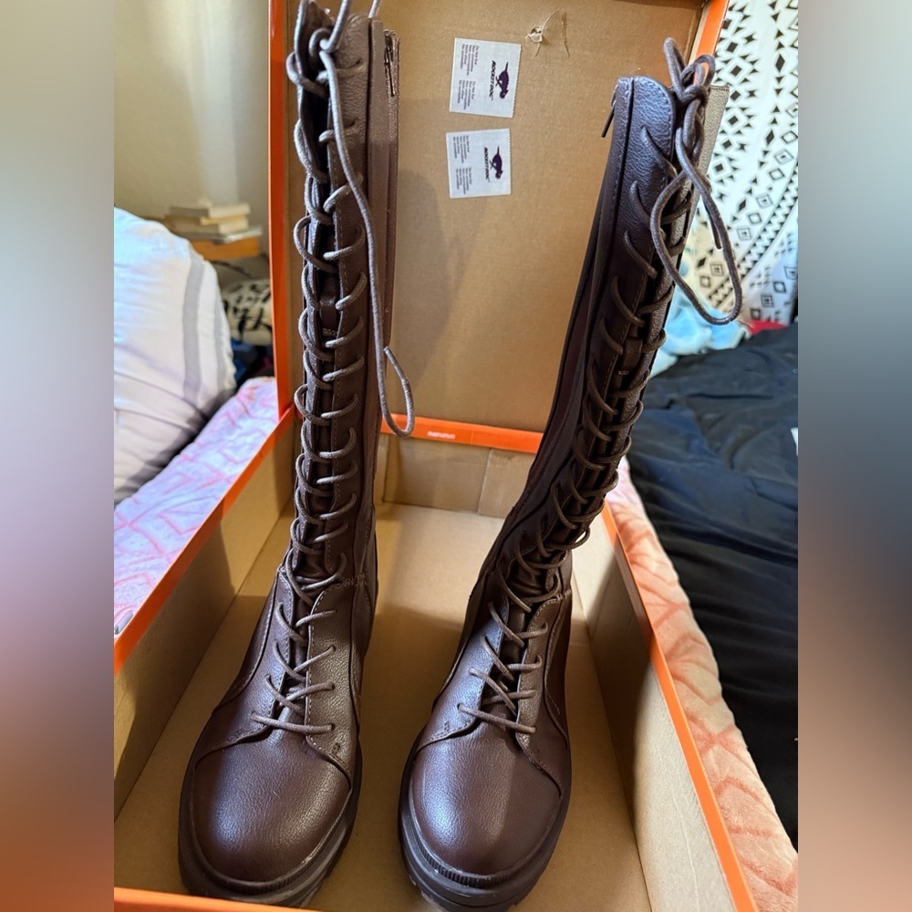 Stylish Brown Lace-Up Boots for Women - Picture 10 of 15